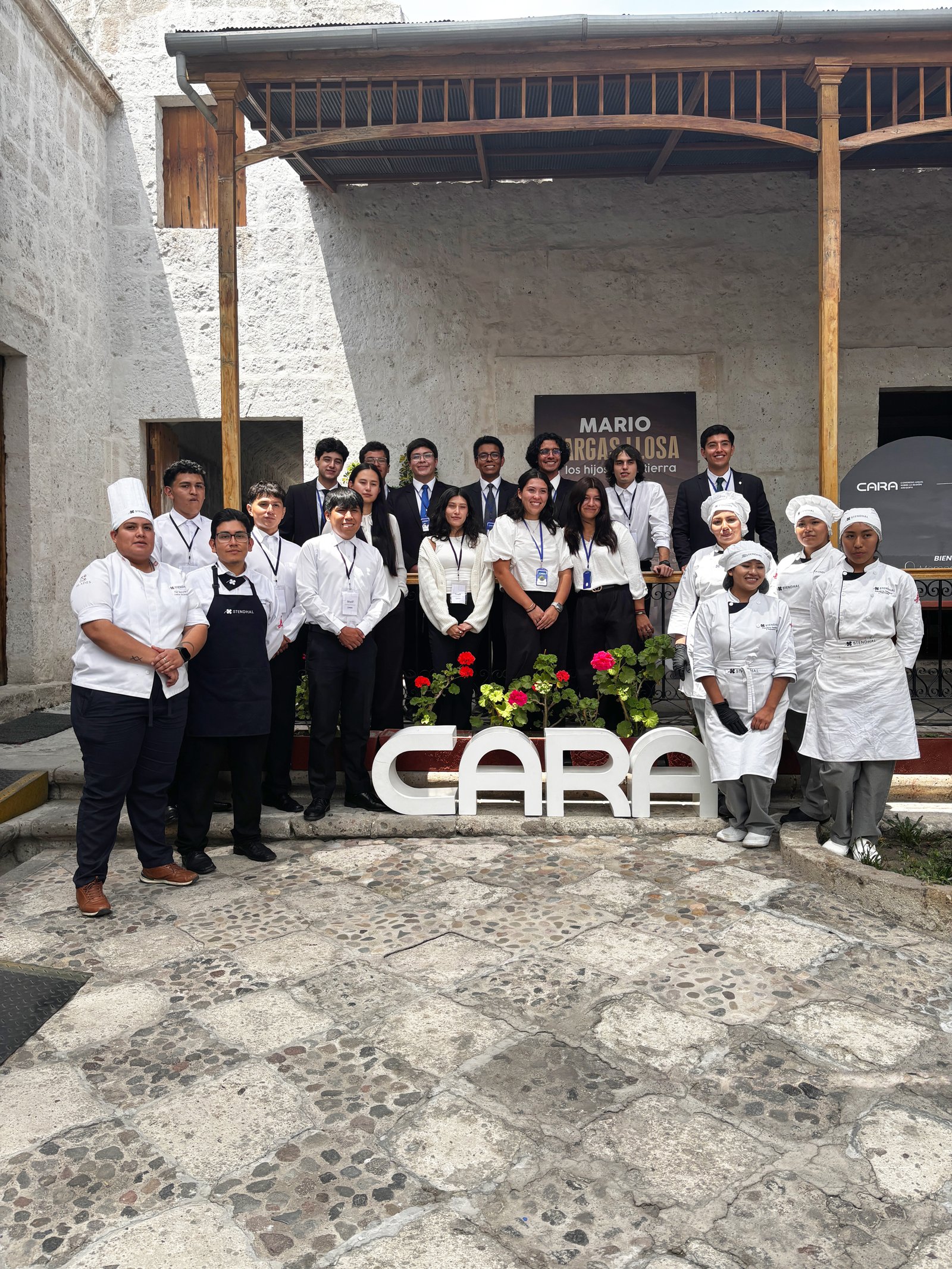 Estudiantes de Stendhal en Memorias CARA 2025 durante servicio de catering de Santé